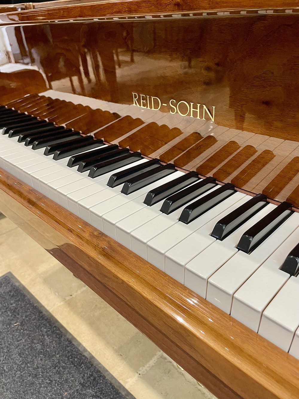 Baby grand piano - Reid Sohn - Image 5